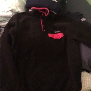 Women’s black polar fleece patagonia with hot pink